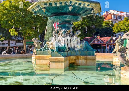 Primo piano delle sculture e delle figure ornate della fontana Sud di Piazza Rossio, nel centro di Lisbona, Portogallo. Foto Stock