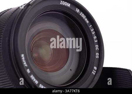 Foto ravvicinata che mostra la natura complessa dell'obiettivo di una fotocamera, illustrandone l'ingegneria e l'elevata qualità ottica, su sfondo bianco Foto Stock