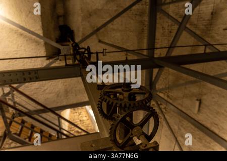Sibiu, Romania - 19 ottobre 2024: Where Bells Sing: Uno sguardo alla camera campana della cattedrale Foto Stock