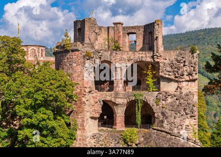 Scale interne e camere all'interno del castello medievale di Heidelberg sopra la città vecchia della città bavarese di Heidelberg, Germania. Foto Stock