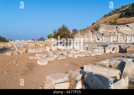 Rovine lungo via Curetes e l'antico Odeon, un teatro del II secolo costruito per riunioni del Senato e spettacoli nella città greca di Efeso Foto Stock