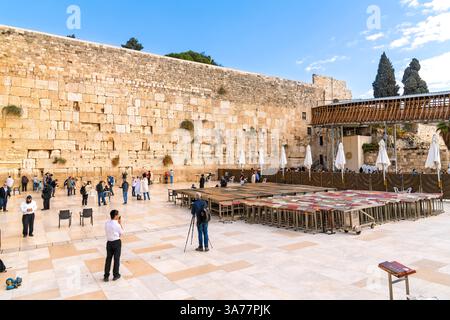 I visitatori lasciano appunti e messaggi al muro occidentale o Buraq noto come muro del pianto gli uomini si trovano nella città vecchia di Gerusalemme, Israele. Foto Stock