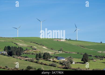 Turbine eoliche su una collina a Drinagh, West Cork, Irlanda. Foto Stock
