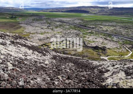 Borgarfjordur, Islanda 11. 2024 giugno, area geotermica in Islanda con pseudocrateri unici, lussureggianti campi di lava coperti di muschio e una passeggiata panoramica sul lungomare Foto Stock