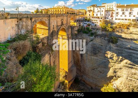 Il Puente Nuevo, il vecchio ponte di pietra che attraversa la gola di El Tajo nel villaggio bianco in cima alla montagna di Ronda, nella provincia di Malaga nel sud della Spagna. Foto Stock