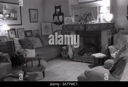 1930, storica, vista di un salotto con grande camino aperto della signora Cecilia Nina Bowes-Lyon Contessa di Strathmore e Kinghorn. Membro della nobiltà britannica, era la madre della regina Elisabetta (la regina madre) e nonna della regina Elisabetta II Foto Stock