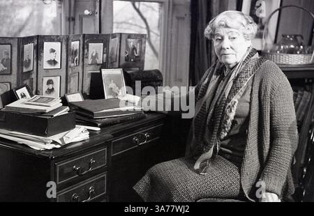 Anni '1930, Mrs Cecilia Nina Bowes-Lyon Contessa di Strathmore e Kinghorn nel suo studio, abbondano le foto di famiglia. Membro della nobiltà britannica, era la madre della regina Elisabetta (la regina madre) e nonna della regina Elisabetta II Foto Stock