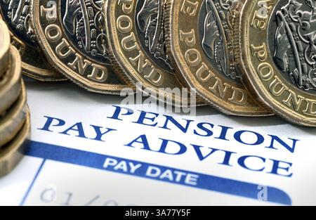 PENSIONE PENSIONE PENSIONE CON MONETE DA UNA STERLINA RE PENSIONE RISPARMIO PENSIONATI PENSIONATI ETC UK Foto Stock
