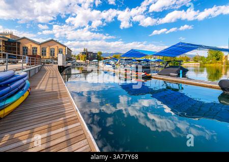 Le barche in scivoli attraccano al porticciolo di Sandpoint, con la strada principale della piccola città di Sandpoint Idaho alle spalle, sul lago Pend Oreille nell'Idaho settentrionale Foto Stock