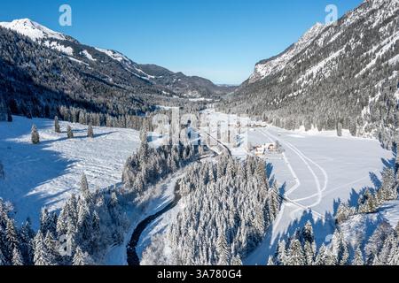 Immagine aerea del drone con la valle innevata delle Alpi Bavaresi a Oberstdorf, Germania Foto Stock