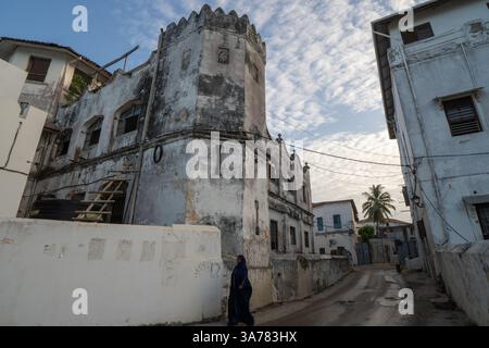 Un vicolo stretto che si snoda tra le strade storiche di Stone Town Zanzibar , Tanzania Foto Stock