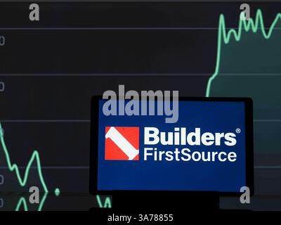 Baviera. Germania - 26 marzo 2025: In questa illustrazione fotografica, il logo Builders FirstSource, Inc. Viene visualizzato su un monitor. SOLO PER USO EDITORIALE! Foto Stock