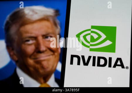 26 marzo 2025: Le azioni di Nvidia Corp. E di altri produttori di chip scorrevano mercoledì, mentre gli investitori erano più nervosi per le loro attività in Cina alla luce dei nuovi controlli sulle esportazioni negli Stati Uniti e delle nuove preoccupazioni per le normative ambientali in Cina. Martedì, l'amministrazione Trump ha aggiunto 80 società cinesi a una lista nera commerciale, citando preoccupazioni per la sicurezza nazionale. Tra questi, Inspur, il più grande produttore di server cinese e acquirente di Nvidia. In questa foto è illustrato il logo Nvidia e l'immagine del profilo di Donald Trump, mentre l'azienda sviluppa i suoi sistemi di intelligenza artificiale. (Immagine di credito: © Algi Febr Foto Stock