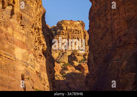 Vista panoramica delle scogliere e delle rocce del canyon di Siq Gorge durante il giorno, Petra, Wadi Musa, Giordania Foto Stock