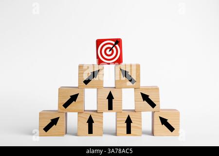 Targeting. Piramide di cubi con frecce che puntano verso una rossa con un mirino sulla parte superiore su sfondo bianco Foto Stock