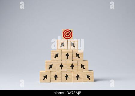 Targeting. Piramide di cubi con frecce che puntano verso uno con un mirino sulla parte superiore su sfondo grigio chiaro Foto Stock