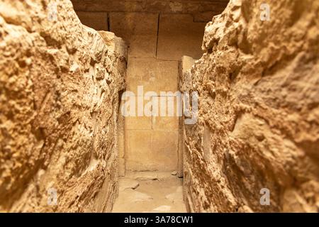 Cairo, Egitto; 20 gennaio 2024: Esplora la tomba di Saqqara, la necropoli principale di Menfi, Egitto, sul Nilo occidentale. Foto Stock