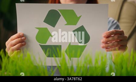 Donna d'affari donna d'affari donna d'affari ragazza ecologica carta da selezione ecologica conservare simbolo riciclaggio risparmio natura riutilizzo ambiente rifiuti zero rifiuti verde Foto Stock