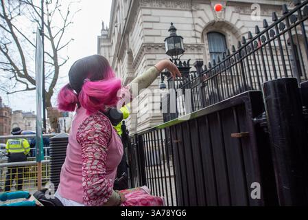 Londra, Inghilterra, Regno Unito. 26 marzo 2025. Centinaia di disabili e i loro alleati sono riuniti fuori Downing Street a Londra nel giorno del budget di primavera. I manifestanti chiedono a Rachel Reeves, la Cancelliera dello Scacchiere, di fermare i tagli ai benefici perché spingerà le persone disabili e malate a lavorare mentre i miliardari rimangono intoccati dai tagli. I manifestanti hanno gettato le palle in Downing Street durante la dimostrazione. (Immagine di credito: © Krisztian Elek/ZUMA Press Wire) SOLO PER USO EDITORIALE! Non per USO commerciale! Foto Stock