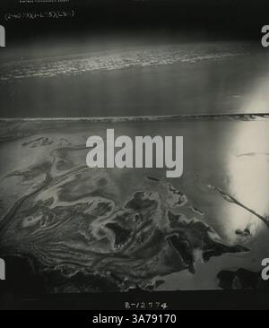 Intricati motivi di limo e sedimento tracciano il flusso del delta del Rio grande in questa foto aerea obliqua del 1946. Canali, estuari e isole barriera appaiono lungo la costa del Golfo del Messico. Foto Stock