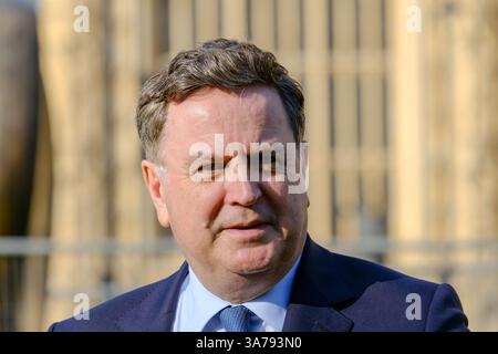 Londra, Regno Unito. 26 marzo 2025. Il Cancelliere ombra dello Scacchiere Mel Stride viene intervistato su College Green dopo che la dichiarazione di primavera di Rachel Reeves è stata rilasciata all'inizio della giornata. Credito: Fotografia dell'undicesima ora/Alamy Live News Foto Stock