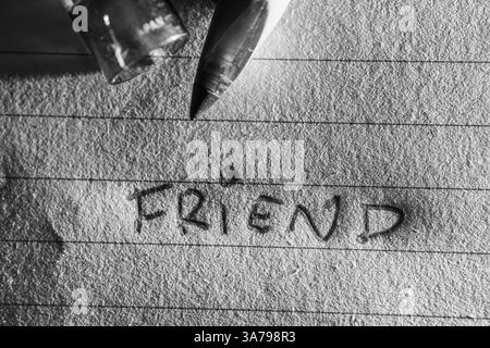 Un amico ha scritto una parola sulla carta Foto Stock