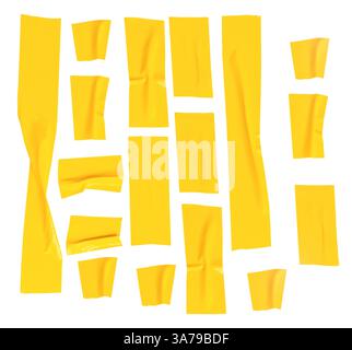 Il set per la vista dall'alto di nastro vinilico adesivo giallo stropicciato o stropicciato o nastro in tessuto a strisce è isolato su sfondo bianco con percorso di ritaglio. Foto Stock