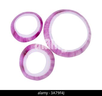 Vista dall'alto il set di tre anelli di cipolla rossi o viola freschi nelle fette a forma di cerchio è isolato su sfondo bianco con percorso di ritaglio. Foto Stock