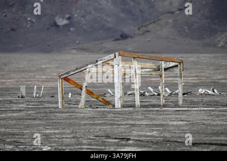 Telaio in legno crollato nella stazione di caccia alle balene di Hektor a Port Foster, la caldera di un vulcano attivo che forma l'isola Deception nello Shetlan meridionale Foto Stock