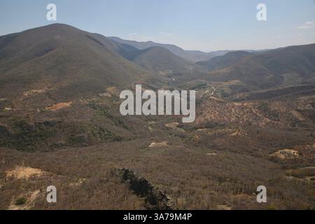 7 marzo 2025, Oaxaca De JuÃRez, Messico: Montagne che circondano Hierve el Agua, sono raffigurate una formazione geologica. Hierve el Agua è costituita da due cascate pietrificate bianche create da sorgenti la cui acqua è supersaturata con carbonato di calcio e altri minerali. (Credit Image: © Apolline Guillerot-Malick/SOPA Images via ZUMA Press Wire) SOLO PER USO EDITORIALE! Non per USO commerciale! Foto Stock