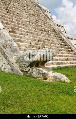 Messico. Yucatan. Chichen Itza. El Castillo o Tempio di Kukulcan. Piramide mesoamericana a gradini. VIII-XII c. dettaglio della divinità serpente piumata (Kukulkanl Foto Stock