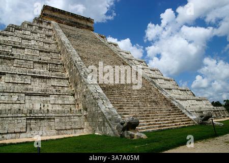 Messico. Yucatan. Chichen Itza. El Castillo o Tempio di Kukulcan. Piramide mesoamericana a gradini. VIII-XII c. dettaglio della divinità serpente piumata (Kukulkanl Foto Stock