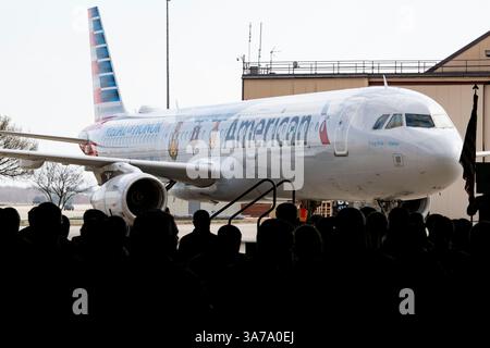 American Airlines “Flagship Valor”, un aeromobile Airbus A321 con una speciale confezione dedicata ai destinatari della Medal of Honor, arriva alla Joint base Andrews, MD, 20 marzo 2025. L'aereo trasportò sei destinatari della Medal of Honor che furono onorati in un evento alla Joint base Andrews in concomitanza con il "Valor Tour", che si concluse al National Medal of Honor Museum di Arlington, Texas, marzo. 22, 2025. (Foto U.S. Air Force di Julia Lebens, Senior Airman) Foto Stock