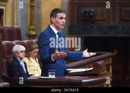 Madrid, Spagna. 26 marzo 2025. Il primo ministro spagnolo Pedro Sanchez parla al Congresso spagnolo a Madrid, in Spagna, il 26 marzo 2025. Sanchez mercoledì ha promesso che gli aumenti della spesa per la difesa non significherebbero tagli ai servizi sociali o allo Stato sociale. Crediti: Gustavo Valiente/Xinhua/Alamy Live News Foto Stock