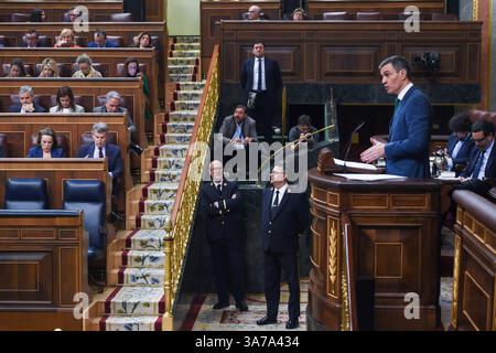 Madrid, Spagna. 26 marzo 2025. Il primo ministro spagnolo Pedro Sanchez parla al Congresso spagnolo a Madrid, in Spagna, il 26 marzo 2025. Sanchez mercoledì ha promesso che gli aumenti della spesa per la difesa non significherebbero tagli ai servizi sociali o allo Stato sociale. Crediti: Gustavo Valiente/Xinhua/Alamy Live News Foto Stock