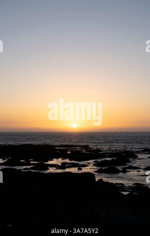 Tramonto su Rocky Shore - Sea Point, città del Capo, Sud Africa Foto Stock