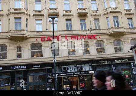 Vista esterna del storico Cafe Louvre e del Reduta Jazz Club su via NÃ¡rodnÃ a Praga, con architettura classica e segnaletica rossa. Foto Stock