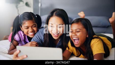 Mamma, bambini e ridere con il telefono in camera da letto sui social media, guardando i cartoni animati e il servizio di streaming. Felice, famiglia e cellulare su Internet per divertirsi Foto Stock