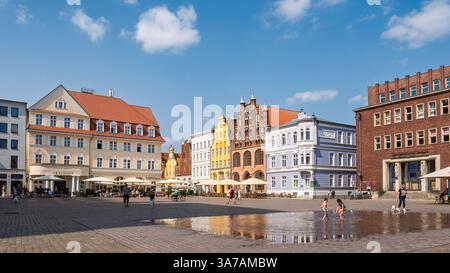 Vecchia piazza del mercato con colorate case barocche e in mattoni gotici nella città vecchia di Stralsund, Meclemburgo-Vorpommern, Germania Foto Stock