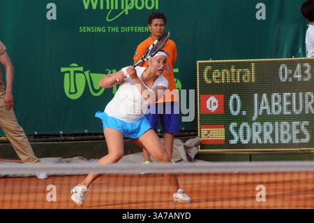 27 aprile 2013 - Tunisi, Tunisia - Sara Sorribes Tormo (ESP) durante la finale del Torneo Internazionale di Tennis a Tunisi..tunisina Ons Jabeur ha vinto il Torneo Internazionale di Tennis ''Nana Trophy Tour'' con 25.000 dollari vincendo facilmente contro la spagnola Sara Sorribes Tormo (classificata al mondo 542°) 6-3,6-2 in finale giocata al Tennis club di Tunisi. (Immagine di credito: © Chokri Mahjoub/ZUMAPRESS.com) Foto Stock