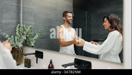 Coppia felice, hotel o balla in bagno per una mattinata divertente, routine o supporto con amore. Cura, appuntamento o persone con sorriso, romanticismo Foto Stock