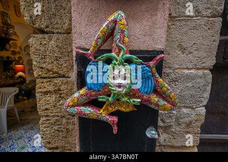 Una tipica Trinacria in ceramica, un souvenir tradizionale della Sicilia, Italia Foto Stock