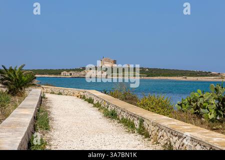 Isola di Capopassero, vista dal villaggio di Portopalo, provincia di Siracusa, Sicilia, Italia Foto Stock