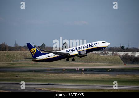 Ryanair Boeing 737-8AS decollo all'aeroporto di Birmingham, Regno Unito (EI-EBO) Foto Stock