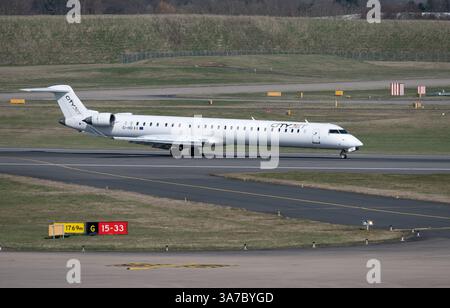 CityJet Bombardier CRJ-1000 atterrando all'aeroporto di Birmingham, Regno Unito (EI-HID) Foto Stock