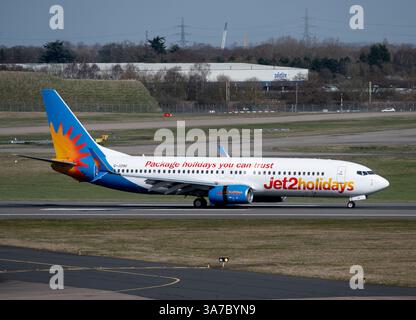 Jet2 Boeing 737-8MG atterrando all'aeroporto di Birmingham, Regno Unito (G-JZHU) Foto Stock
