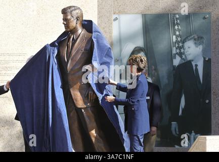 8 novembre 2012 - Fort Worth, Texas, Stati Uniti - JFK Tribute co-presiede SHIRLEE GANDY, Right, e suo marito TAYLOR GANDY, dietro la statua, svelano la scultura di John F. Kennedy nel centro di Fort Worth giovedì. Il tributo si trova in General Worth Square, fuori dall'Hilton Hotel, dove Kennedy ha trascorso la sua ultima notte. (Immagine di credito: © Ron T. Ennis/MCT/ZUMAPRESS.com) Foto Stock