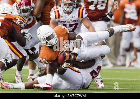 10 novembre 2012 - Austin, Texas, USA - Joe Bergeron del Texas lotta per il yardage contro la difesa degli Iowa State Cyclones nel primo tempo al Darrell K. Royal Texas Memorial Stadium di Austin, Texas, sabato 10 novembre 2012. Texas ha respinto i Cyclones, 33-7. (Immagine di credito: © Ricardo Brazziell/MCT/ZUMAPRESS.com) Foto Stock