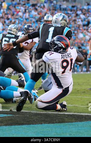 11 novembre 2012; il quarterback dei Carolina Panthers Cam Newton (1) viene svincolato nella end zone dal defensive end dei Denver Broncos Robert Ayers (91) al Bank of America Stadium di Charlotte, North Carolina. I Broncos vinsero 36-14 contro i Panthers. (Immagine di credito: © Jim Dedmon/Cal Sport Media/ZUMAPRESS.com) Foto Stock