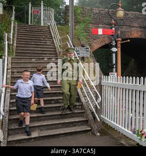 Persone in costume d'epoca alla stazione Vescovile Lydeard durante il fine settimana delle Ferrovie del West Somerset 1940 nel settembre 2023. Vescovi Lydeard, Somerset, Inghilterra Foto Stock